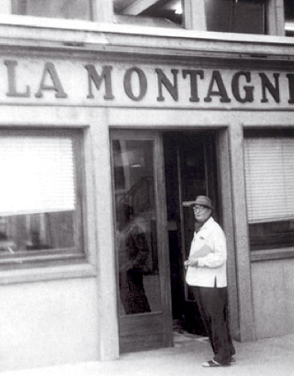 Alexandre Vialatte devant l'entre du Journal La Montagne